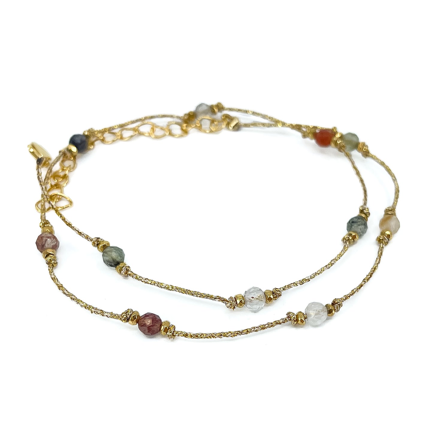 Bracelet perles de pierres fines naturelles variées au coloris assortis. S'enroule en deux tours autour du poignet. Montées sur cordon avec fermoir et chaîne de rallonge.