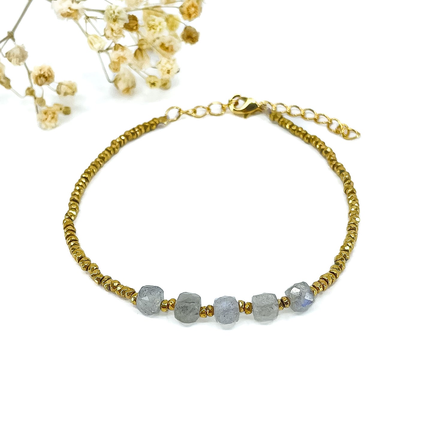 Bracelet en pierres fines naturelles de Labradorite. Cinq belles pierres cubiques facettées de labradorite montées en alternance avec des perles dorées.