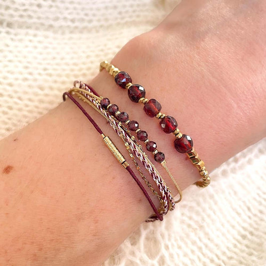 Bracelet pierres naturelles de Grenat en perles facettées et hématites dorées. Et Bracelet multi liens en pierres naturelles ,cordons doré et bordeaux, chaîne en acier inoxydable doré.