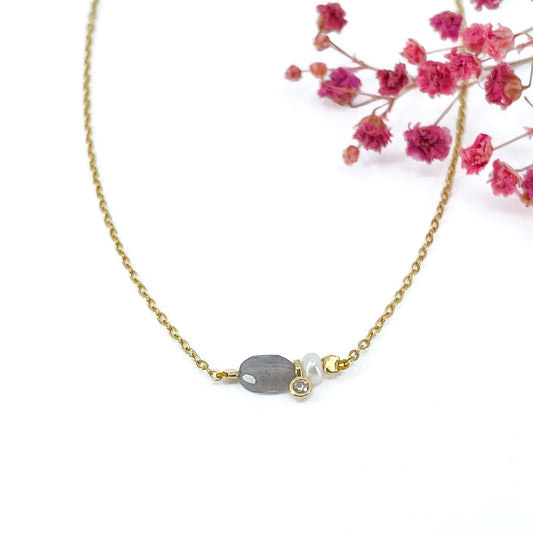 Collier en pierre fine naturelle Labradorite orné d'une perle de culture et d'un petit pendentif cristal éclatant. Monté sur chaîne dorée en acier inoxydable.