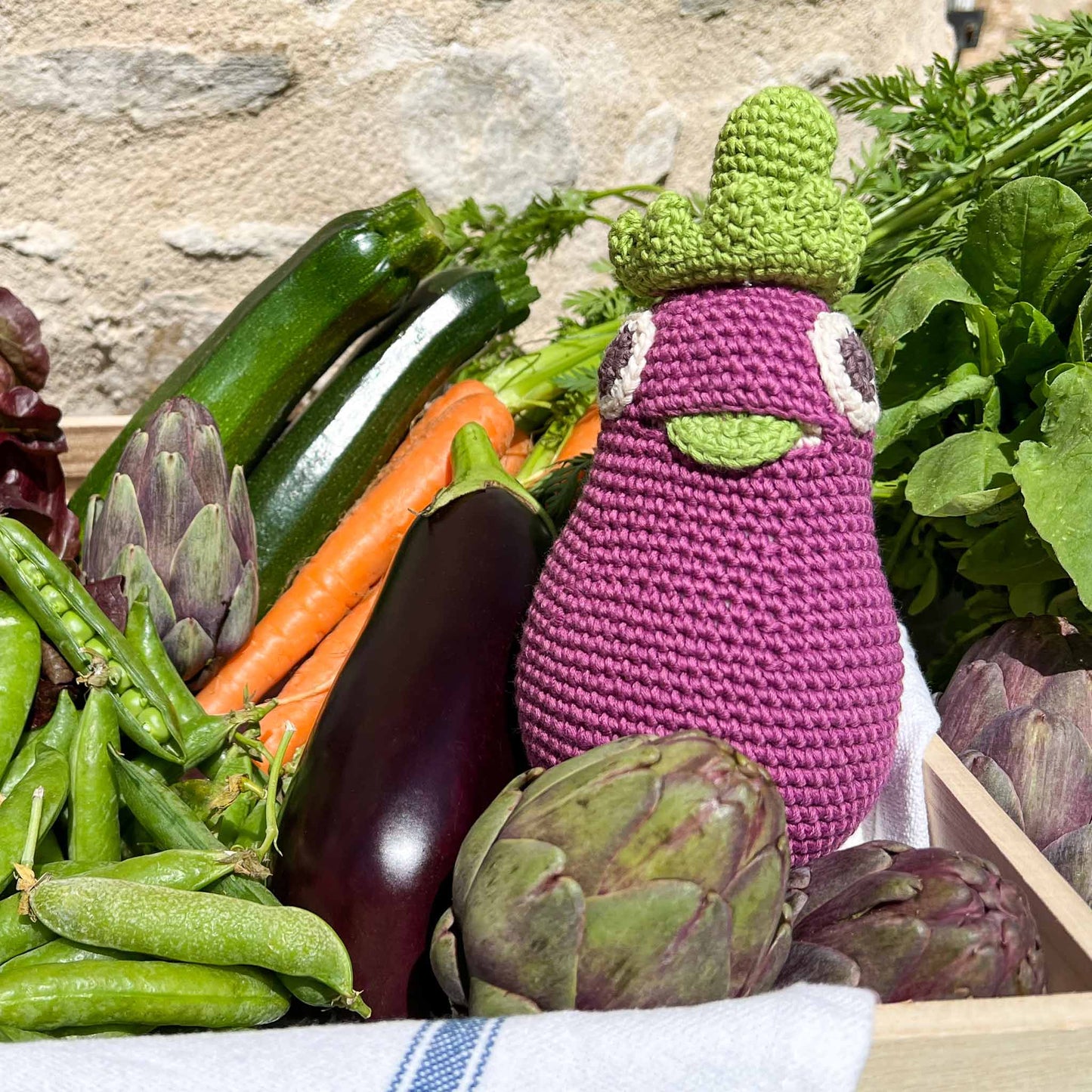 Hochet Aubergine pour bébé en crochet coton bio fait main avec petit grelot. Hauteur 18 cm, couleur aubergine.