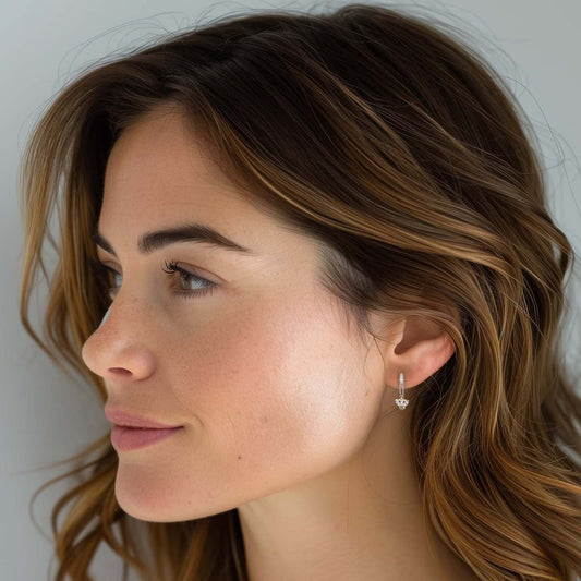 Boucles d'oreilles mini créoles serties de Zircon Naturel. Pampille en fleur de Lotus en Zircon Naturel. Bijou en plaqué Or 18 carats