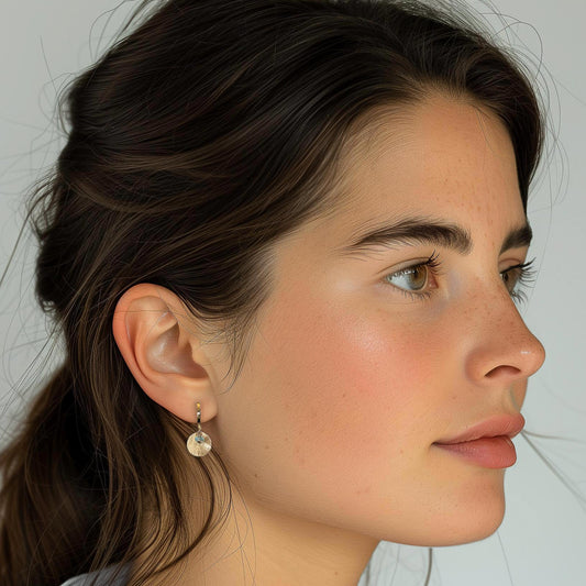 Boucles d'oreilles mini créoles avec pierres fines naturelles d'Amazonite vert lagon positionnées sur de petites médailles en plaqué or. Anneaux 1.2 cm de diamètre