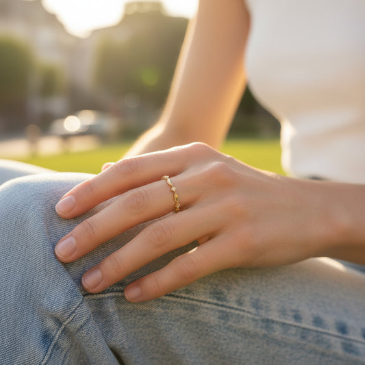 Bague en plaqué or 18 carats alternant pierres de Zircon Naturel translucide serties dans de petits losanges, et des ovales or.