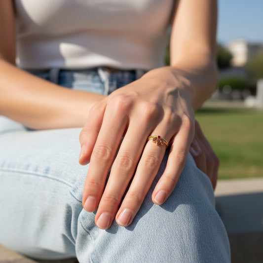 Duo de bagues formant une couronne de feuilles en pierres fines naturelles de jaspe rouge et cœur rouge rubis. Bijoux plaqués or pouvant être portés indépendamment.