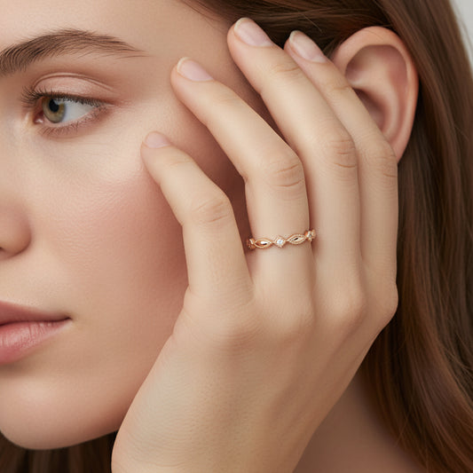 Bague en plaqué or 18 carats alternant pierres de Zircon Naturel translucide serties dans de petits losanges, et des ovales or.