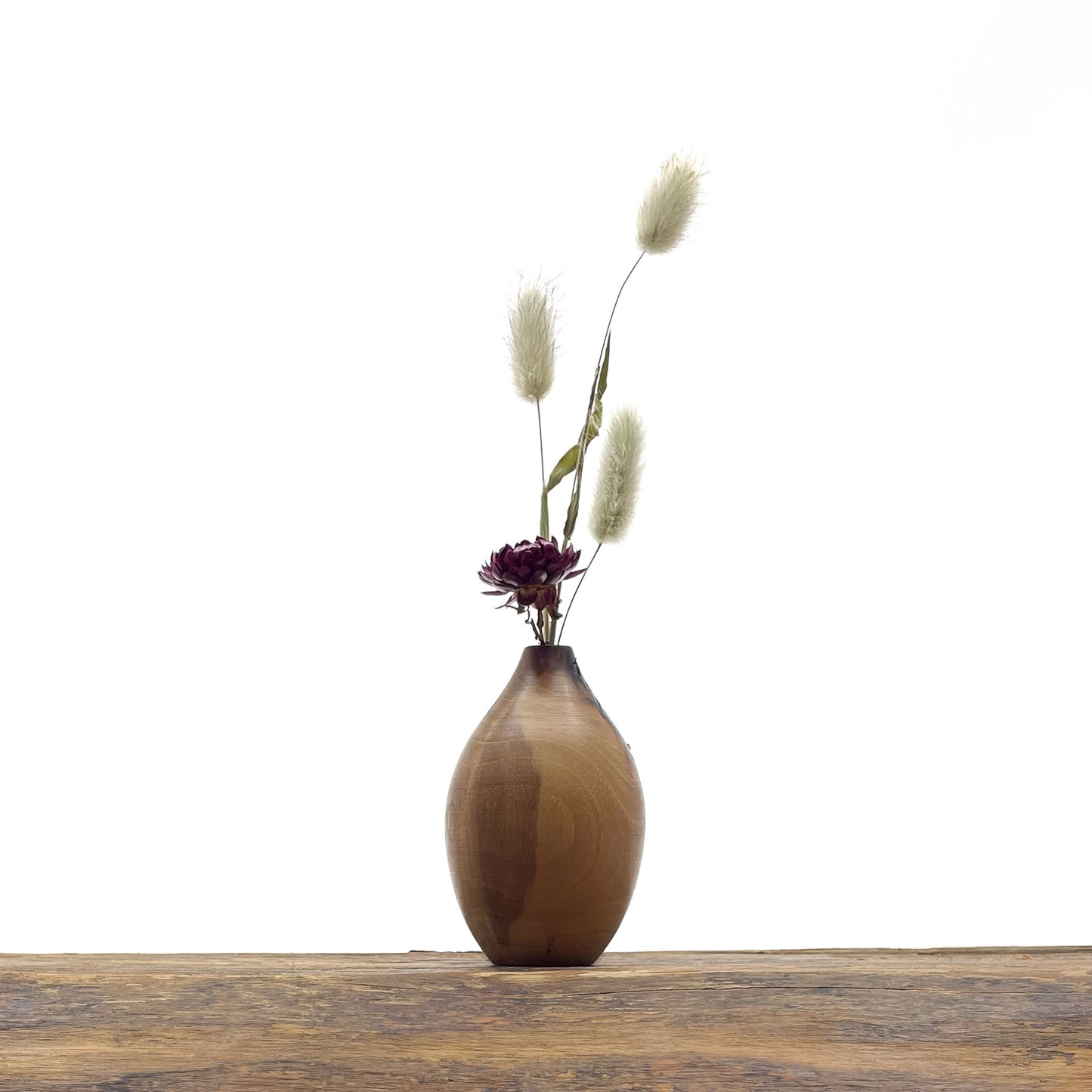 Petits vases en bois fait main pour fleurs séchées.