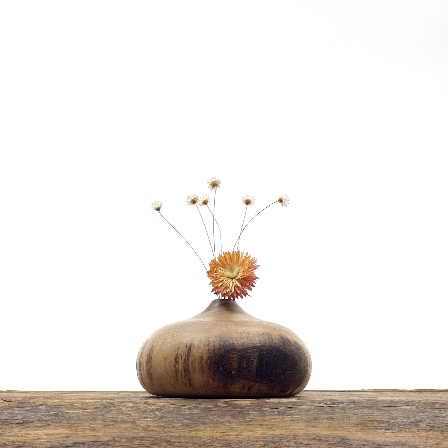 Petits vases en bois entièrement fait main pour fleurs séchées.