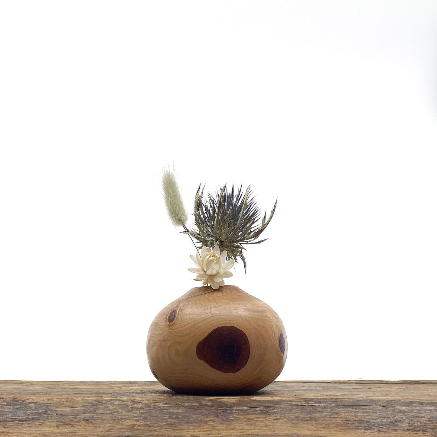 Petits vases en bois entièrement fait main pour fleurs séchées.