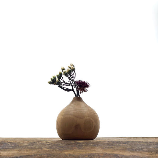Petits vases en bois fait main pour fleurs séchées.