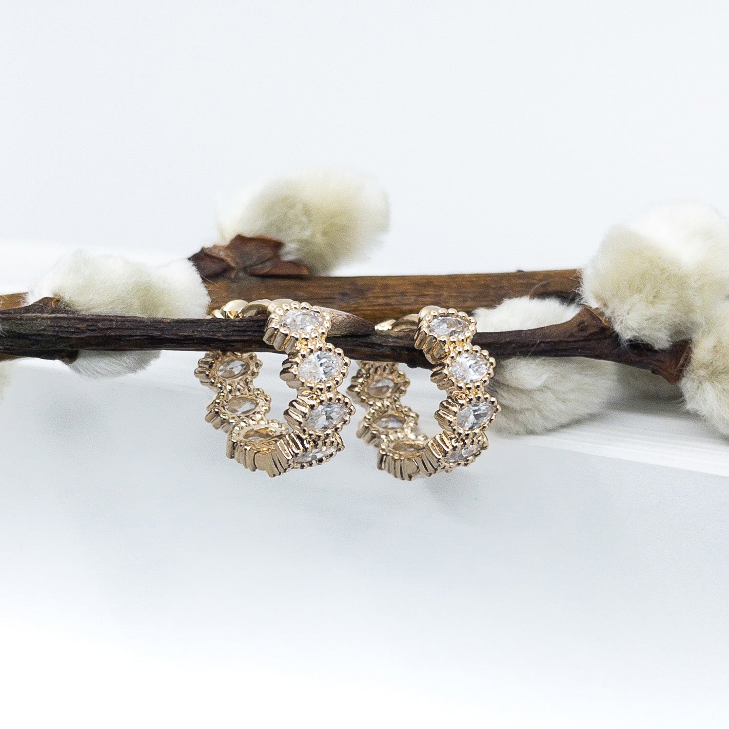 Boucles d'oreilles mini créoles composées de pierres ovales de Zircon naturen. Bijou Plaqué or 18 carats.