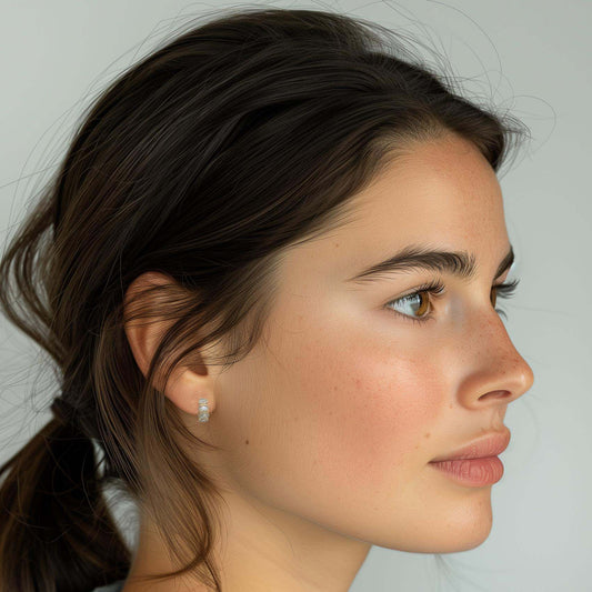 Boucles d'oreilles mini créoles composées de pierres ovales de Zircon naturen. Bijou Plaqué or 18 carats.