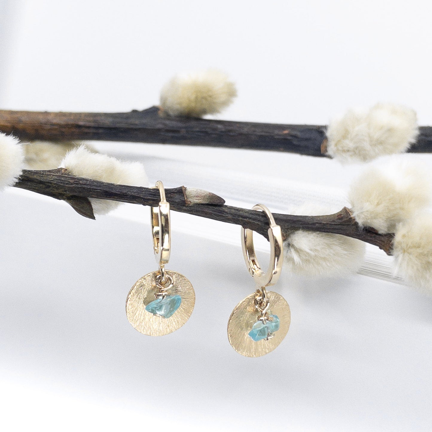 Boucles d'oreilles mini créoles avec pierres fines naturelles d'Amazonite vert lagon positionnées sur de petites médailles en plaqué or. Anneaux 1.2 cm de diamètre