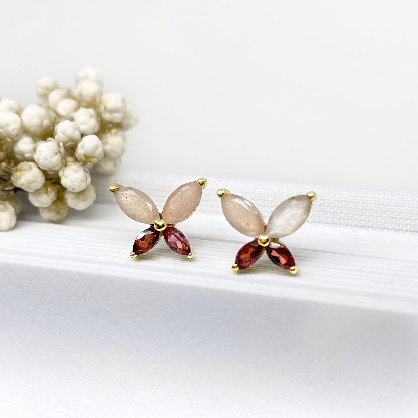 Boucles d'oreilles papillon en pierre fine naturelle grenat et pierre de lune pêche - bijou plaqué or