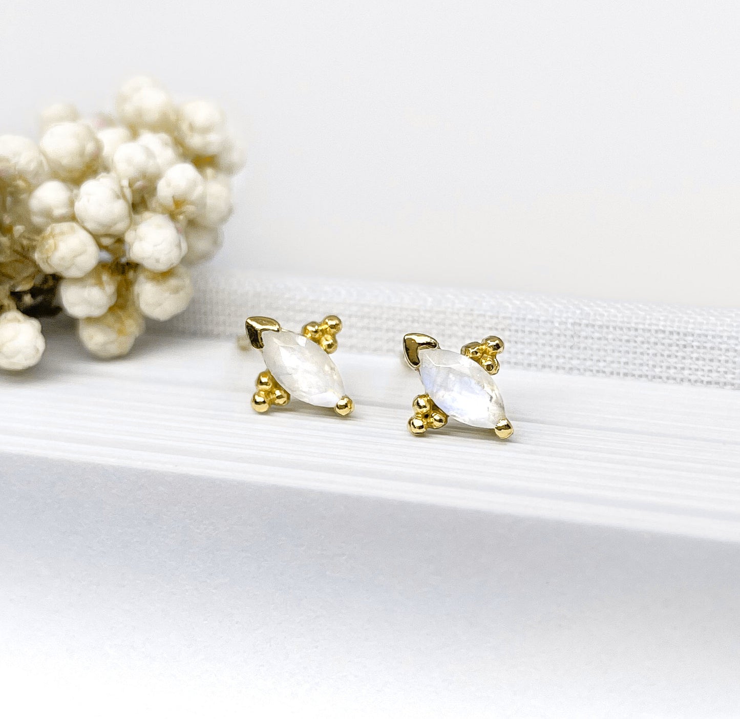 Boucles d'oreilles marquise en pierre fine naturelle pierre de lune blanche - bijou plaqué or