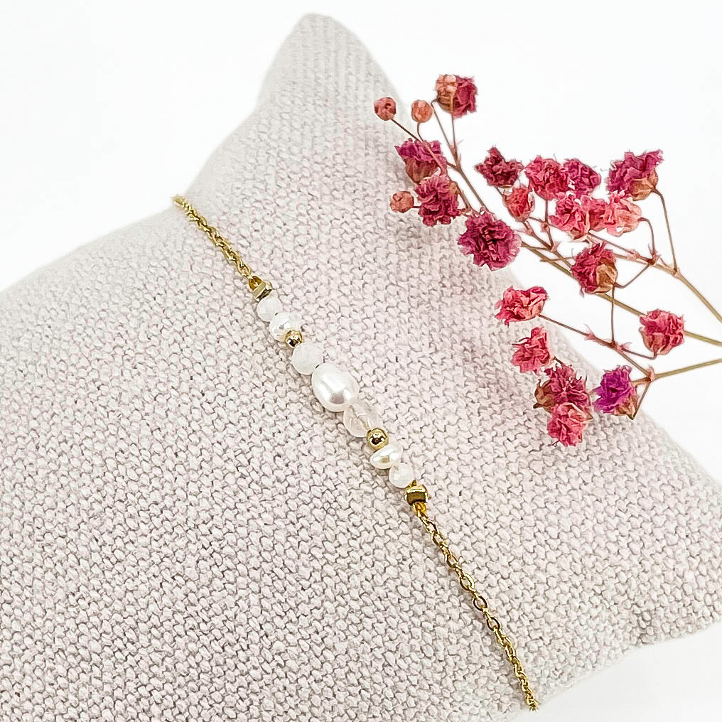 Bracelet monté avec une alternance de perles de culture et de pierres de lune naturelles blanche sur une chaîne dorée.