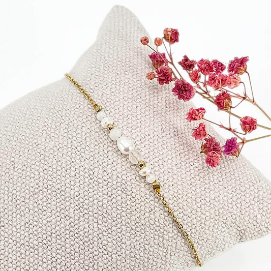 Bracelet monté avec une alternance de perles de culture et de pierres de lune naturelles blanche sur une chaîne dorée.