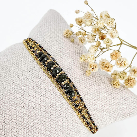 Bracelet en perles de cristal de verre Kaki foncé. Trois liens de cordons et chaîne qui s'enroulent en deux tours sur le poignet.