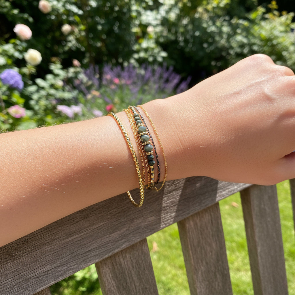 Bracelet en perles de cristal de verre Kaki foncé. Trois liens de cordons et chaîne qui s'enroulent en deux tours sur le poignet.