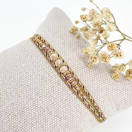 Bracelet composé de 3 liens en cordons colorés et doré et chaîne dorée. Sur l'un d'eux sont montées des perles de verre de Cristal Rose et Rose pâle aux beaux reflets.