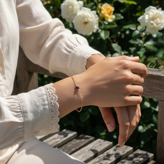 Bracelet perle de pierre naturelle de grenat rouge bordeaux montée sur une chaîne dorée.