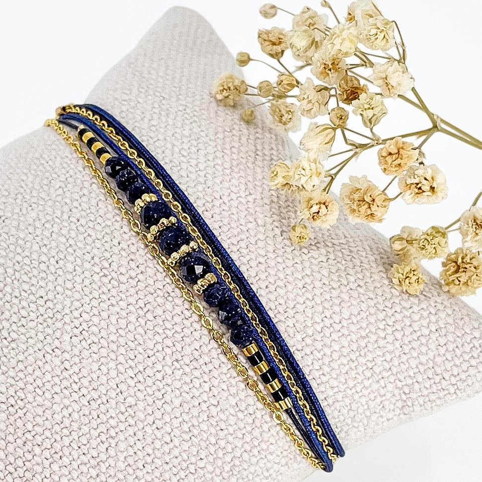 Bracelet en perles de cristal de verre bleu nuit. Trois liens de cordons et chaîne qui s'enroulent en deux tours sur le poignet.