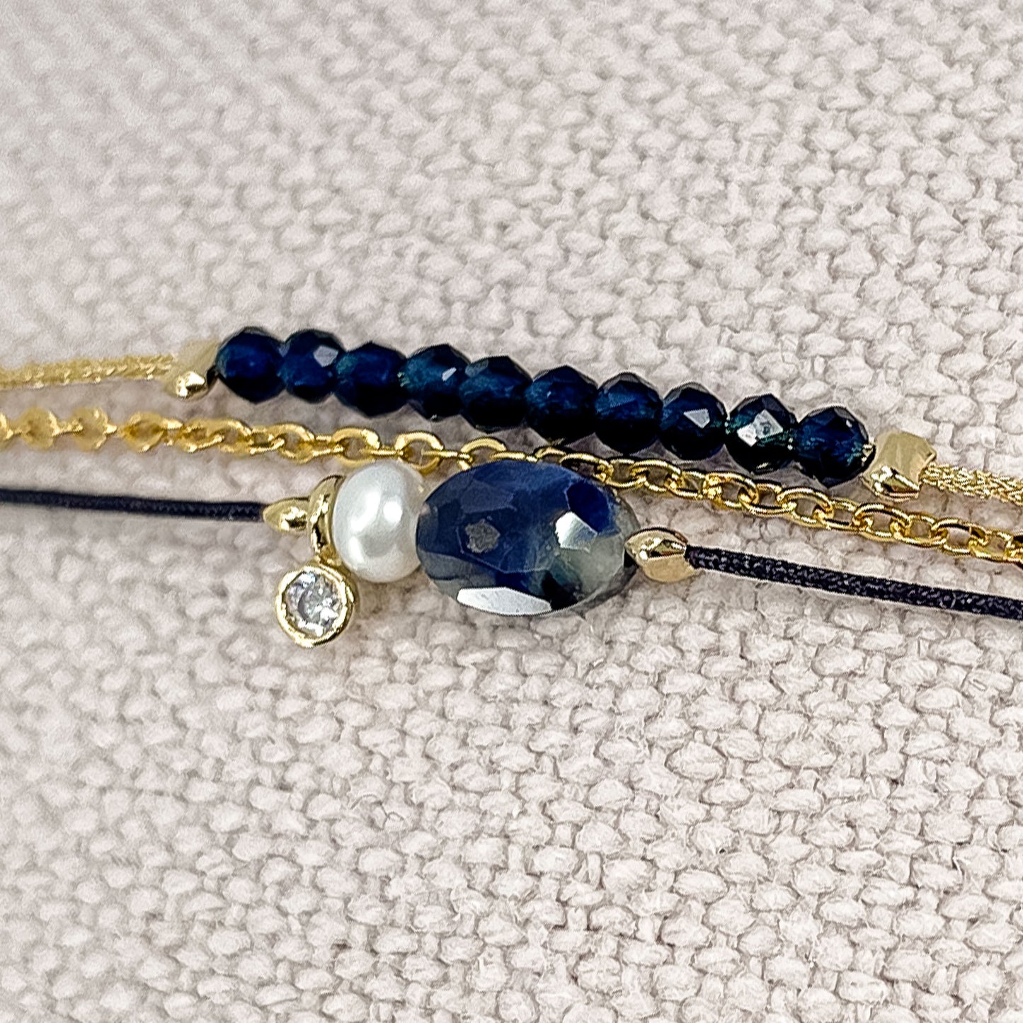 Bracelet Agate bleue, saphir bleu et Perle de Culture montés sur différents liens cordons et chaîne dorée.