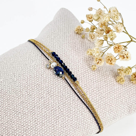 Bracelet Agate bleue, saphir bleu et Perle de Culture montés sur différents liens cordons et chaîne dorée.