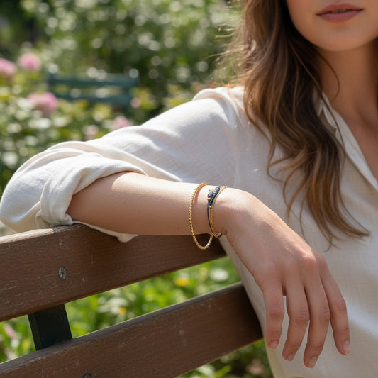 Jonc scintillant en plaqué or pour sublimer votre poignet avec sa structure facettée.