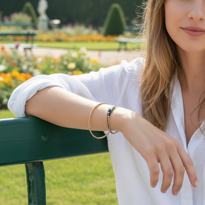 Bracelet Saphir Bleu Nuit - Perle de Culture montés sur différents liens cordons et chaîne dorée.