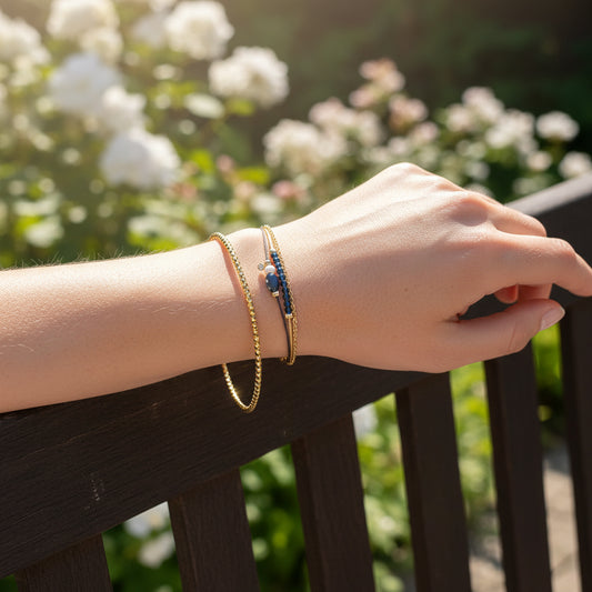 Bracelet Saphir Bleu Nuit - Perle de Culture montés sur différents liens cordons et chaîne dorée.