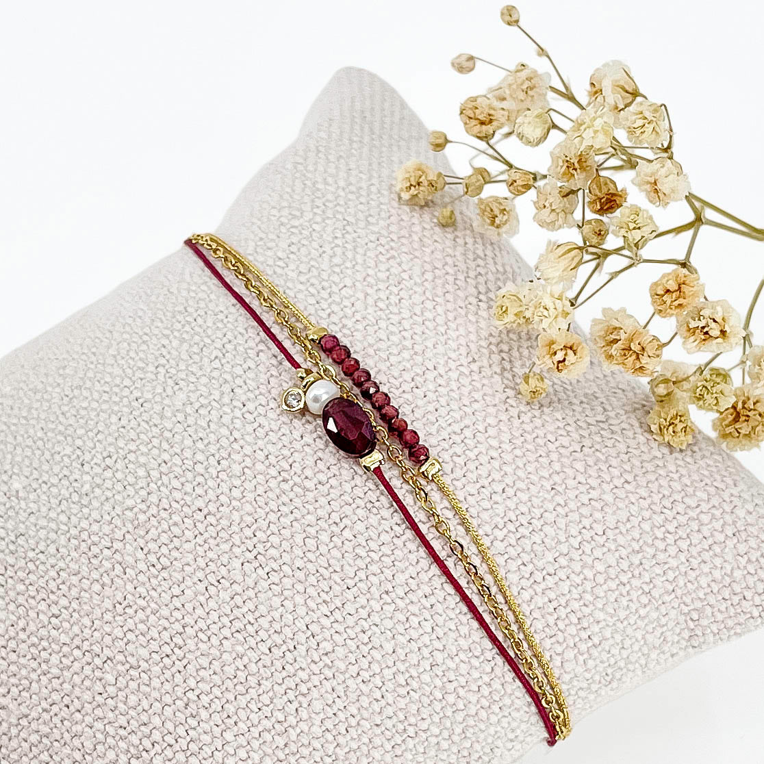 Bracelet Grenat et Perle de Culture montés sur différents liens cordons et chaîne dorée.