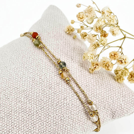 Bracelet perles de pierres fines naturelles variées au coloris assortis. S'enroule en deux tours autour du poignet. Montées sur cordon avec fermoir et chaîne de rallonge.