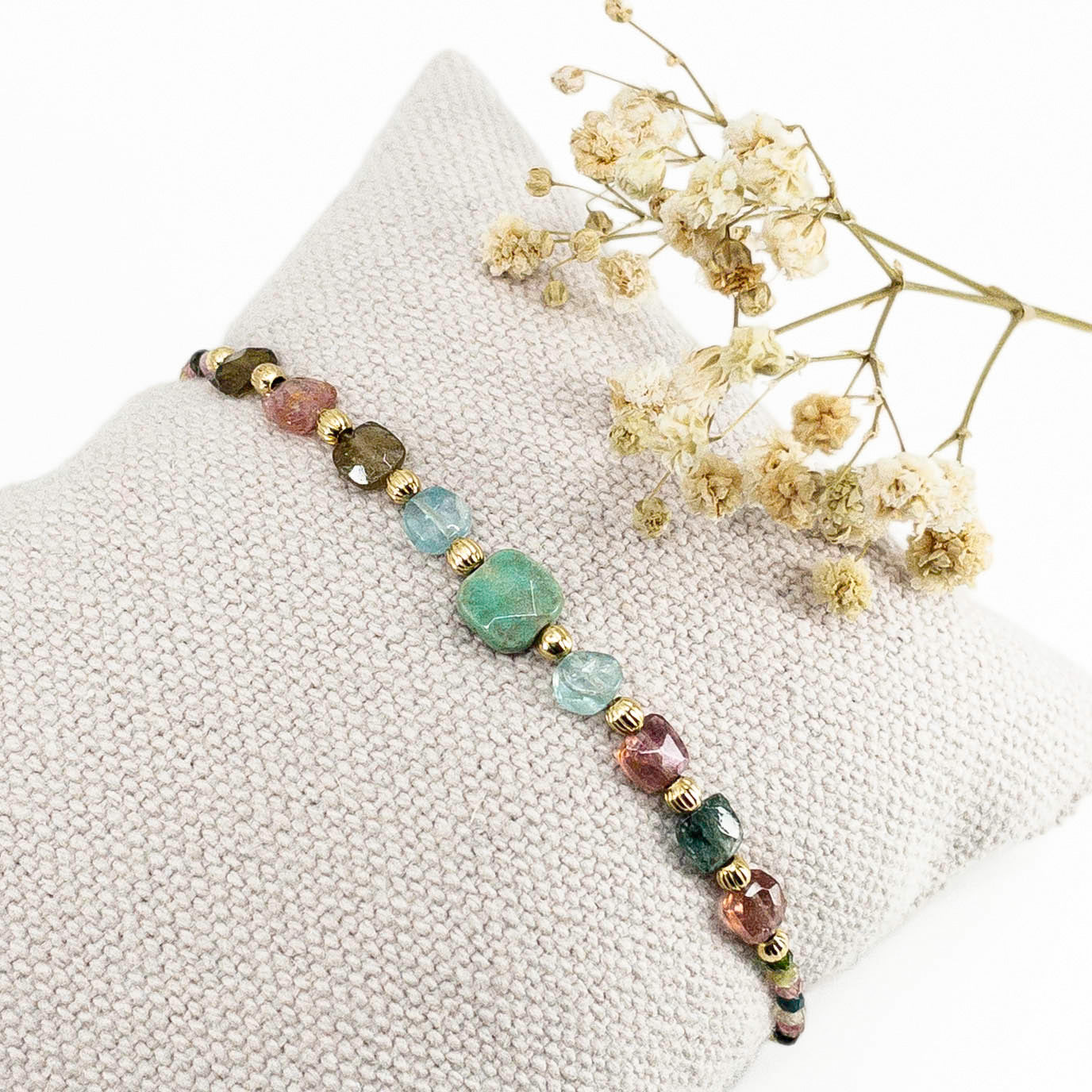 Bracelet ajustable en pierres fines naturelles. Au centre une Agathe d'Herbe carrée verte. Encadrée de six Tourmalines multicolores et deux Aigue-marine.