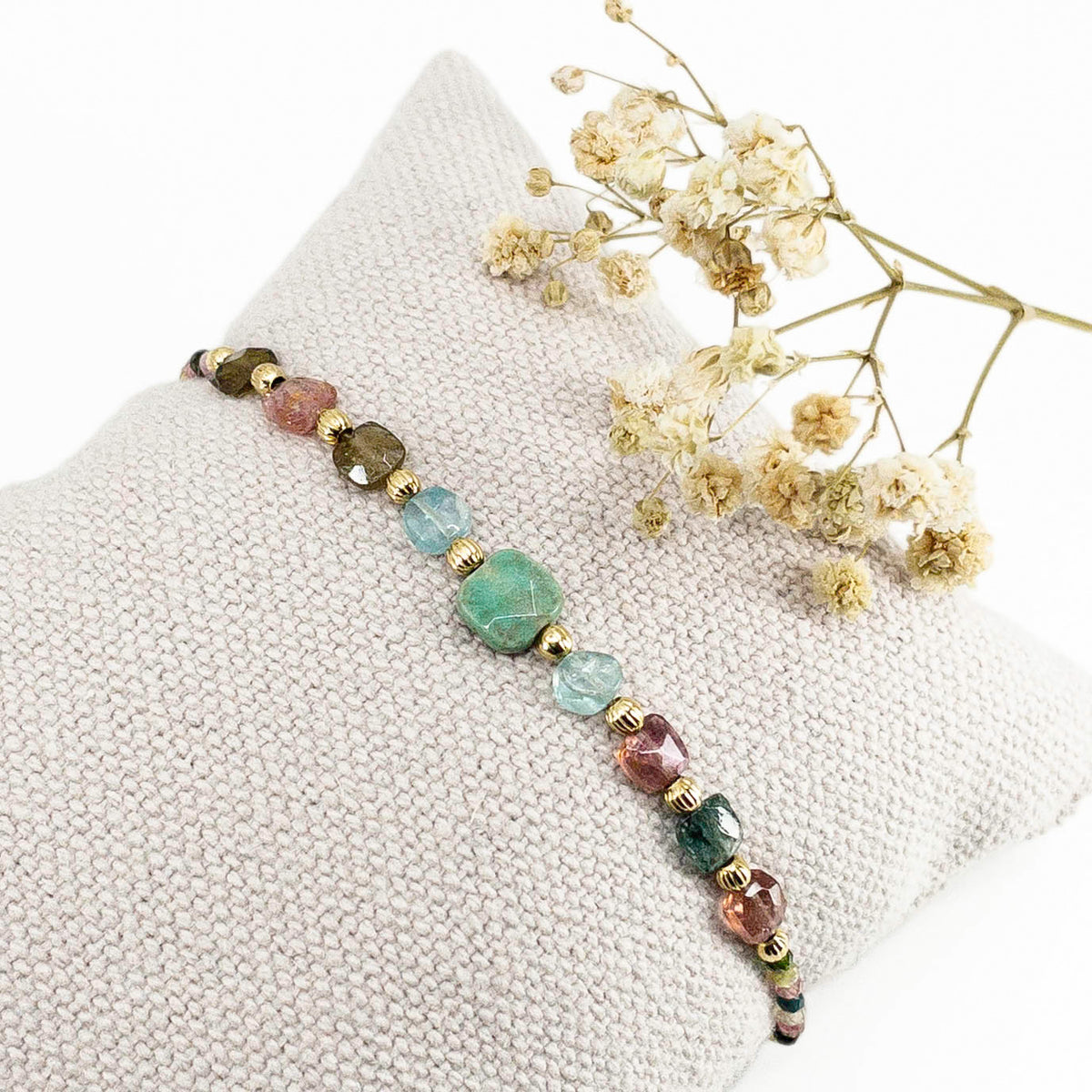Bracelet ajustable en pierres fines naturelles. Au centre une Agathe d'Herbe carrée verte. Encadrée de six Tourmalines multicolores et deux Aigue-marine.