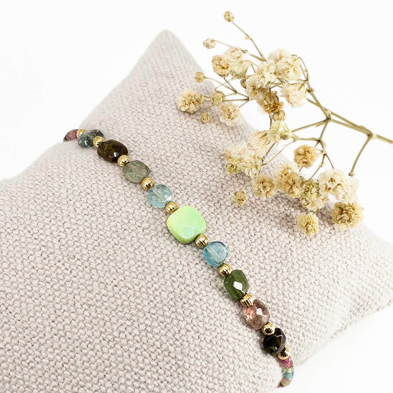 Bracelet ajustable en pierres fines naturelles. Au centre une Agathe d'Herbe carrée verte. Encadrée de six Tourmalines multicolores et deux Aigue-marine.