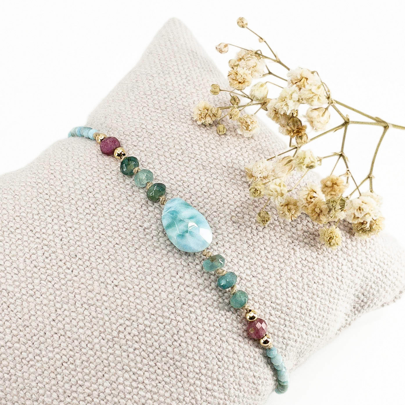 Bracelet aux teintes bleutées ajustable composé de pierres fines naturelles de larimar, d'une sélection de tourmaline et grandidierite encadrant un beau galet de Larimar bleu marin