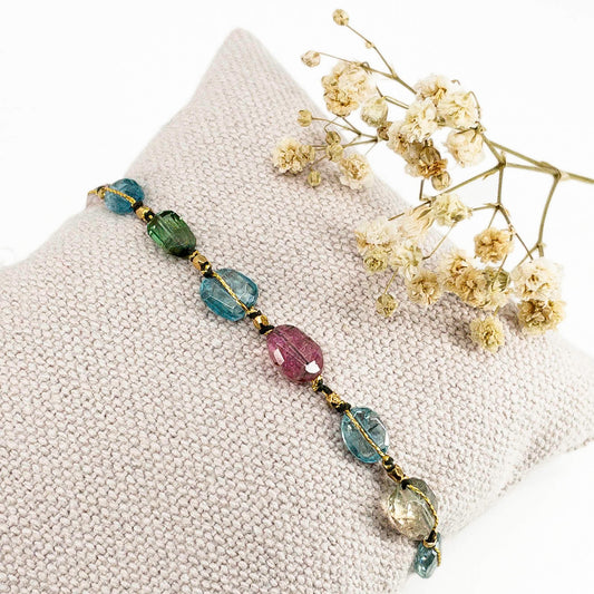 Bracelet en pierres fines naturelles composé de neuf Tourmalines multicolores.