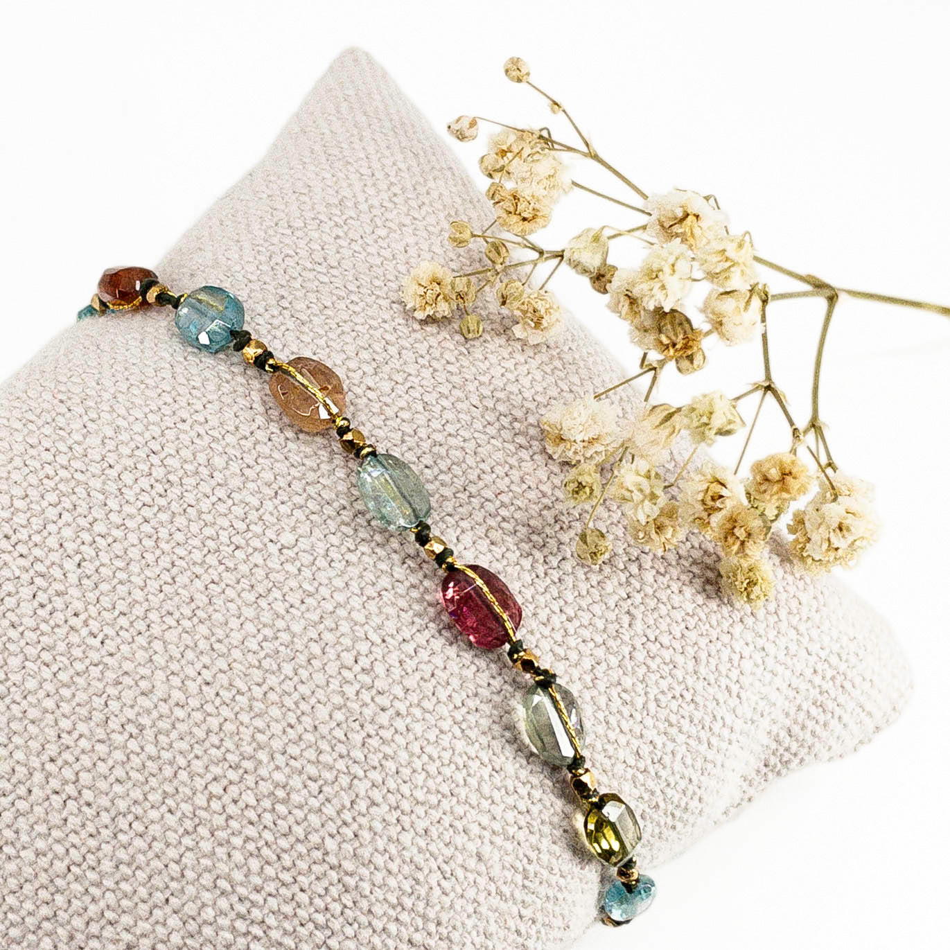 Bracelet en pierres fines naturelles composé de neuf Tourmalines multicolores.