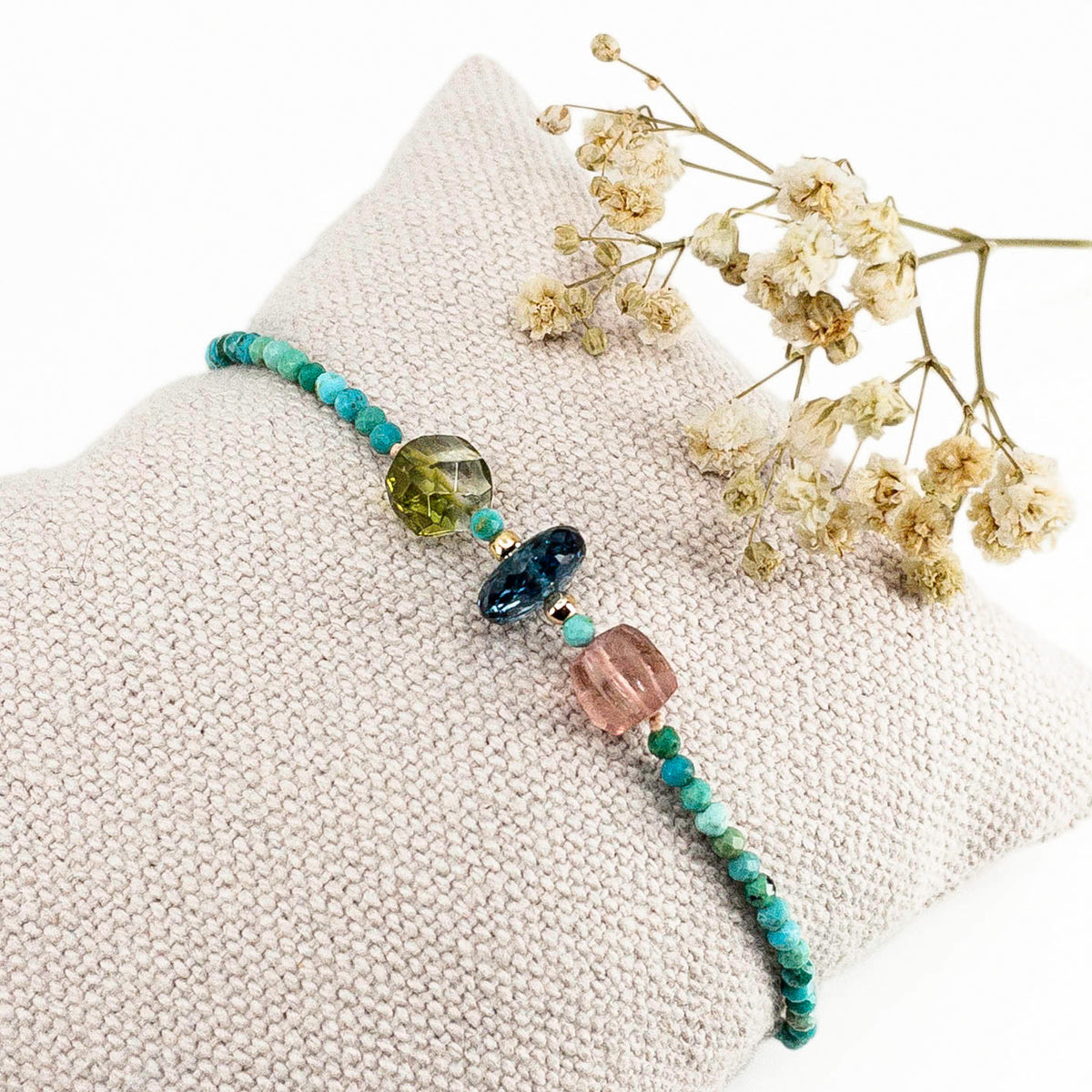 Bracelet aux teintes bleutées ajustable composé de pierres fines naturelles de Turquoise, de deux perles de Tourmaline facettées et d'une très belle perle de Topaze Bleu de Londres facettée