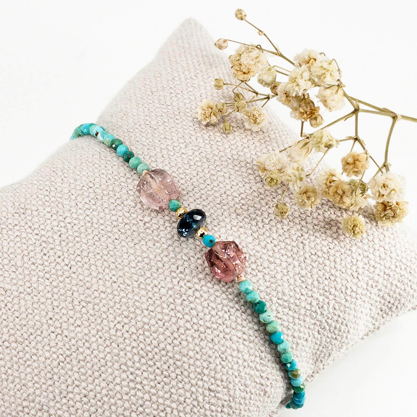 Bracelet aux teintes bleutées ajustable composé de pierres fines naturelles de Turquoise, de deux perles de Tourmaline facettées et d'une très belle perle de Topaze Bleu de Londres facettée