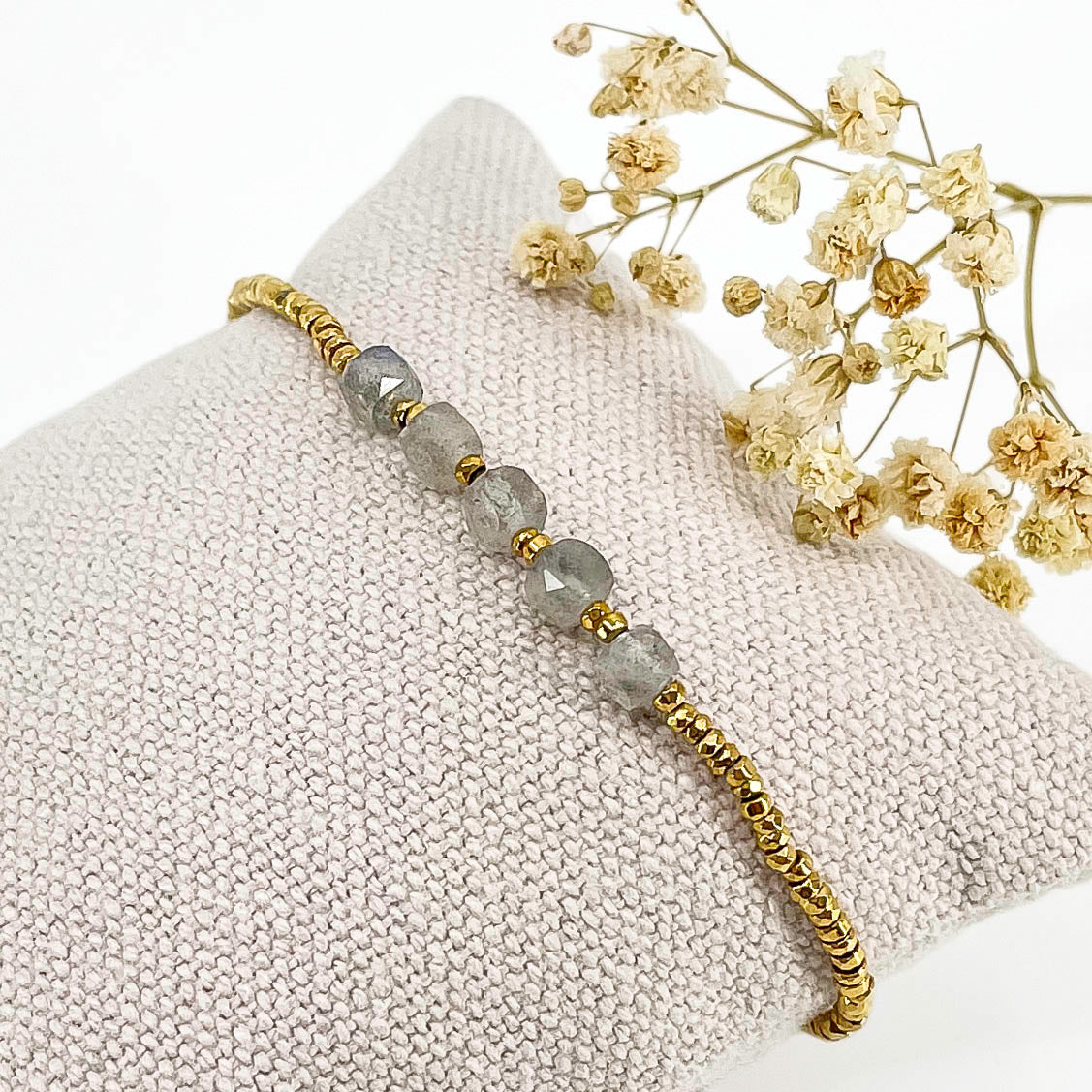 Bracelet en pierres fines naturelles de Labradorite. Cinq belles pierres cubiques facettées de labradorite montées en alternance avec des perles dorées.