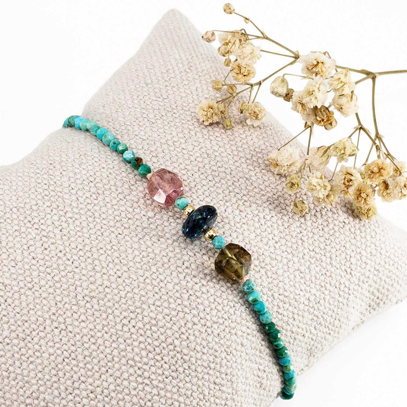 Bracelet aux teintes bleutées ajustable composé de pierres fines naturelles de Turquoise, de deux perles de Tourmaline facettées et d'une très belle perle de Topaze Bleu de Londres facettée