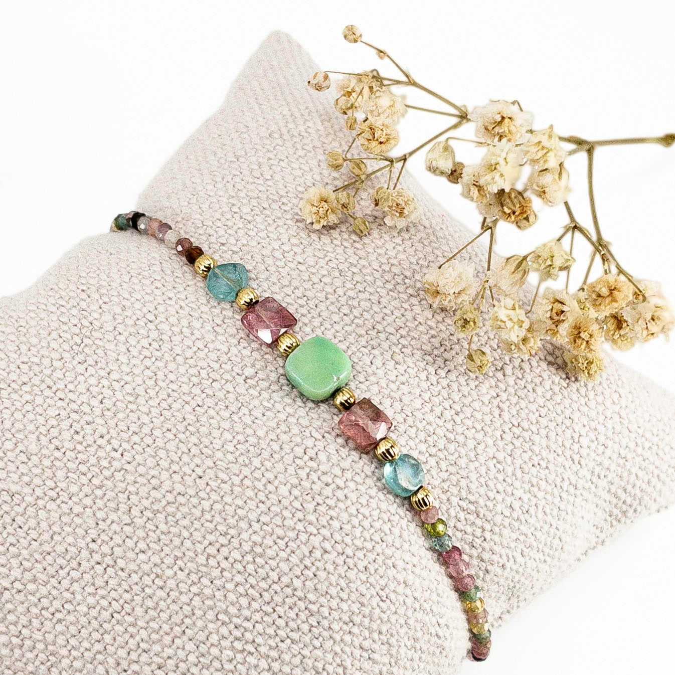 Bracelet ajustable en pierres fines naturelles. Au centre une Agathe d'Herbe carrée verte. Encadrée de deux Tourmalines et deux Aigue-marine.