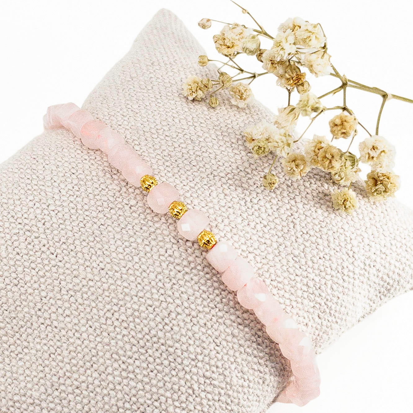 Bracelet réglable en pierres fines naturelles, perles de quartz rose facettées montée sur un fil rose fluo