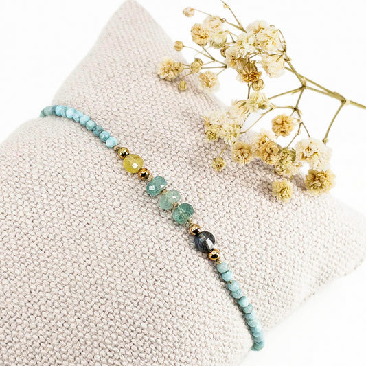 Bracelet ajustable composé de pierres fines naturelles offrant une déclinaison de bleu : perles de pierres de Larimar, de Grandidierite et de Tourmaline