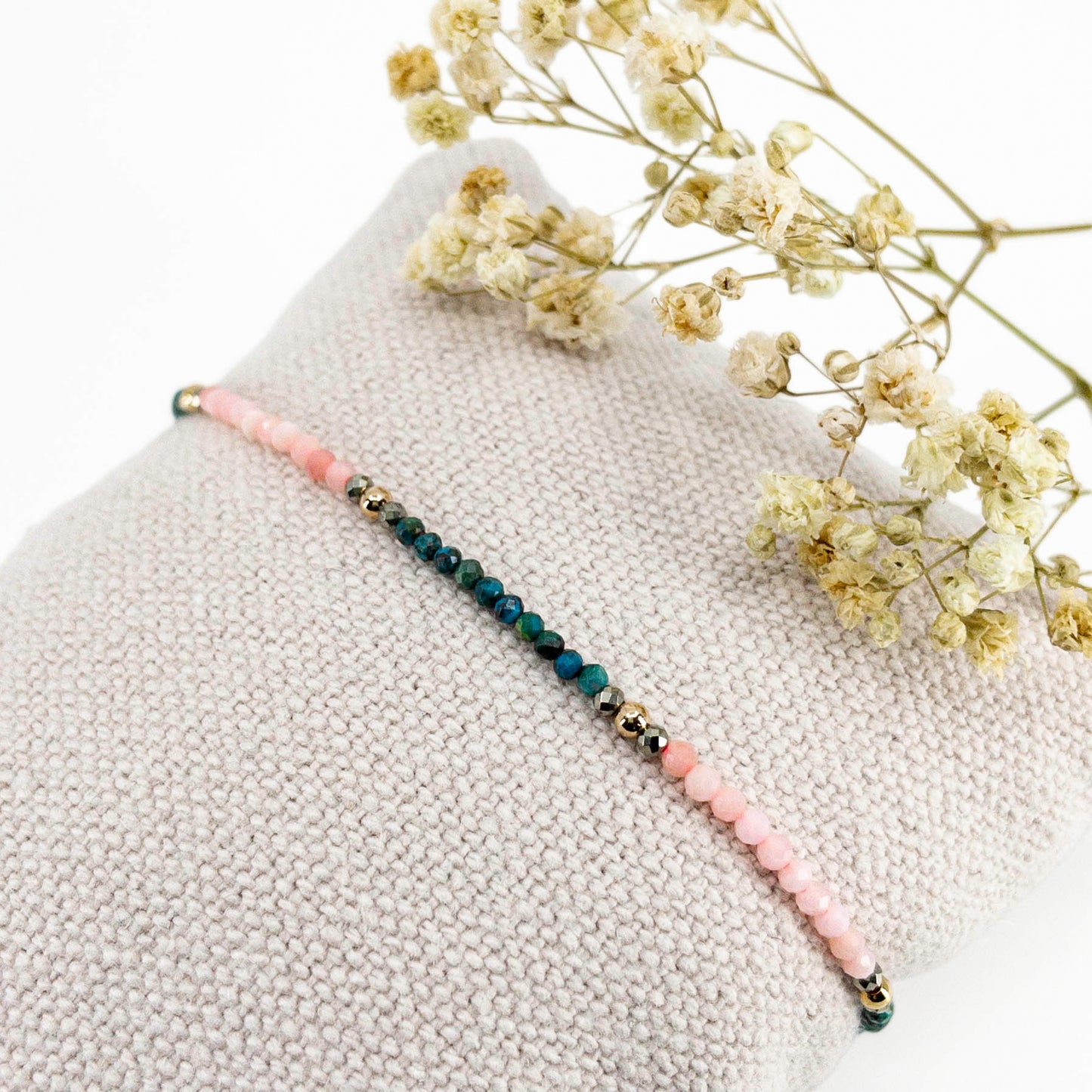 Bracelet réglable en pierres fines naturelles. Opale rose, Chrysocolle bleu vert. Pierres montées sur un cordon rose vif