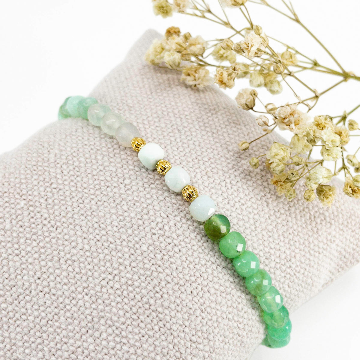 Bracelet ajustable composé de pierres fines naturelles de Chrysoprase aux teintes vert clair et vert lagon