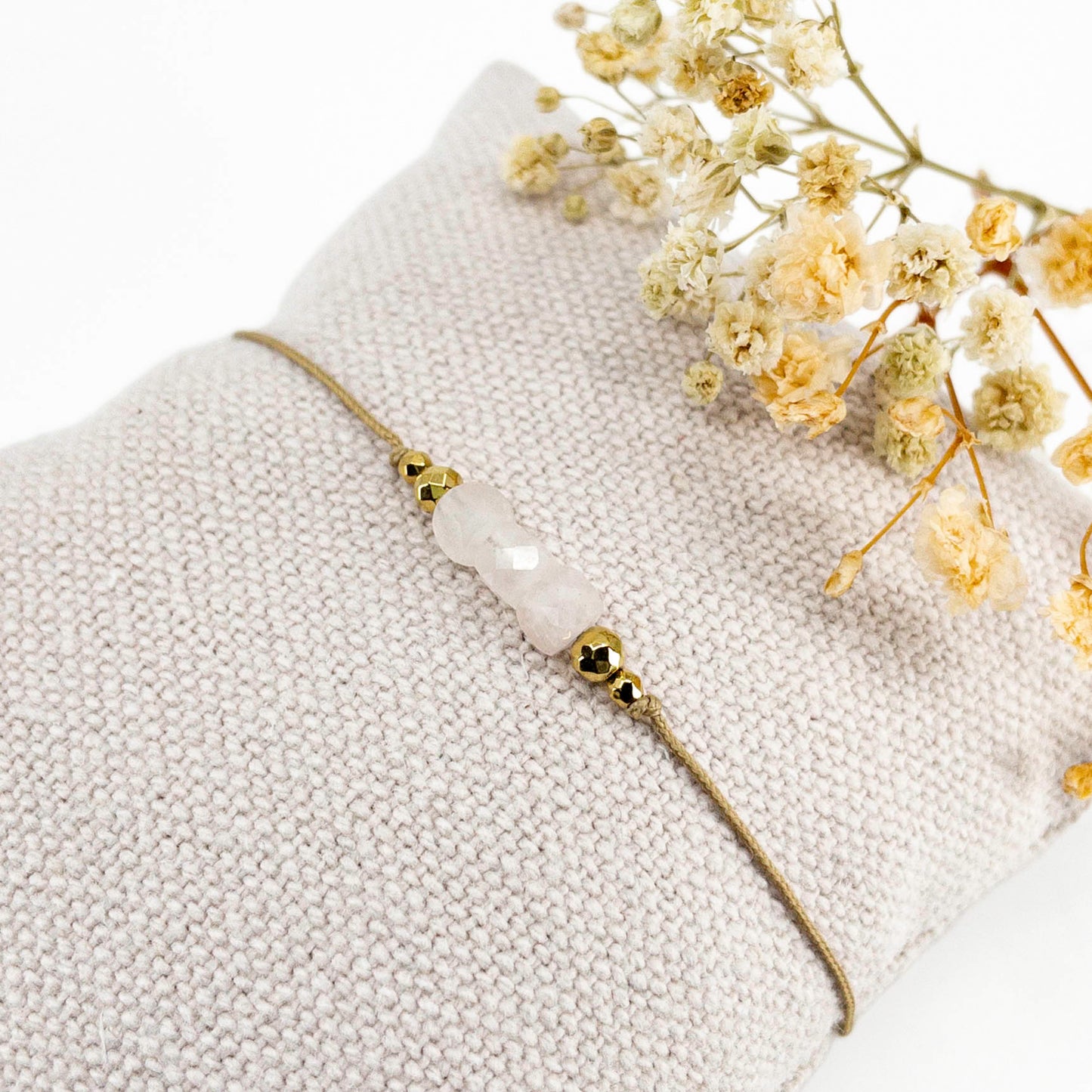 Bracelet réglable en pierres fines naturelles, 3 cubes facettés d'opale blanche légèrement rosée et perles d'hématites dorées.