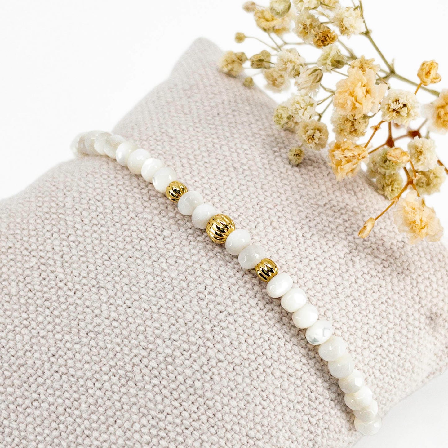 Bracelet ajustable en perles facettées de nacre blanche naturelle